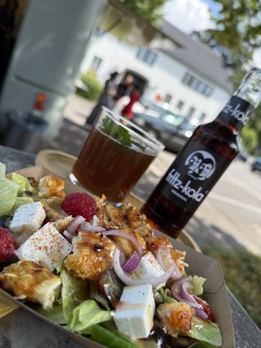 Frischer Salat mit gegrilltem Hähnchen, Feta und Himbeeren