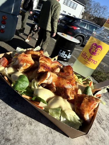 Knuspriges Hähnchen-Schnitzel-Sandwich mit Sauce
