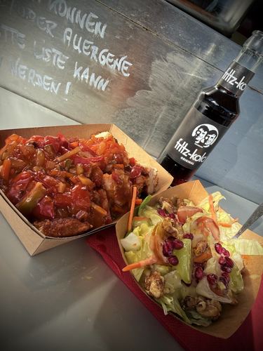 Currywurst mit Pommes und bunter Gemüsesauce sowie Salat mit Walnüssen und Granatapfel